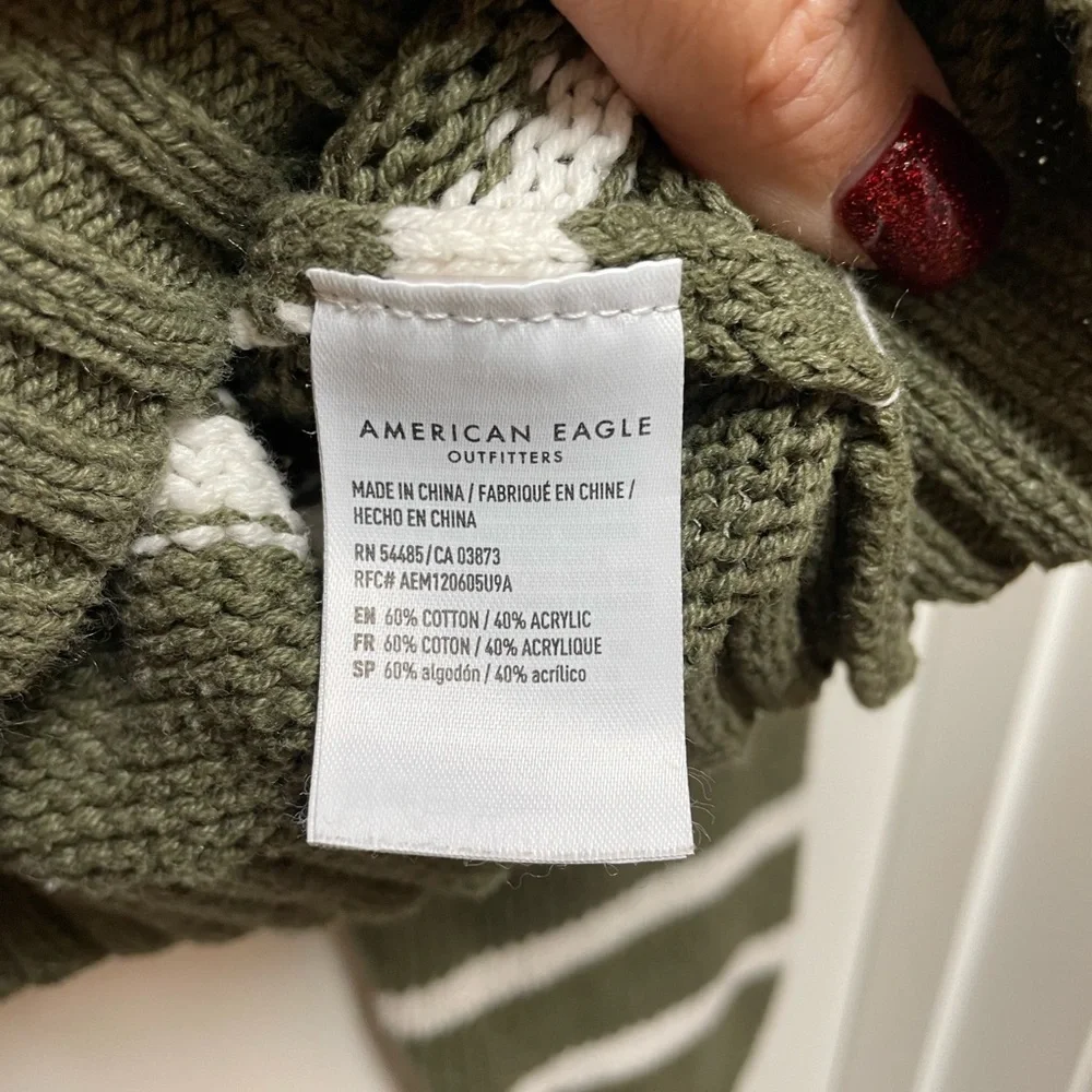 American Eagle Sz XS Army Green Cream Striped V-Neck Cropped Long Sleeve Sweater